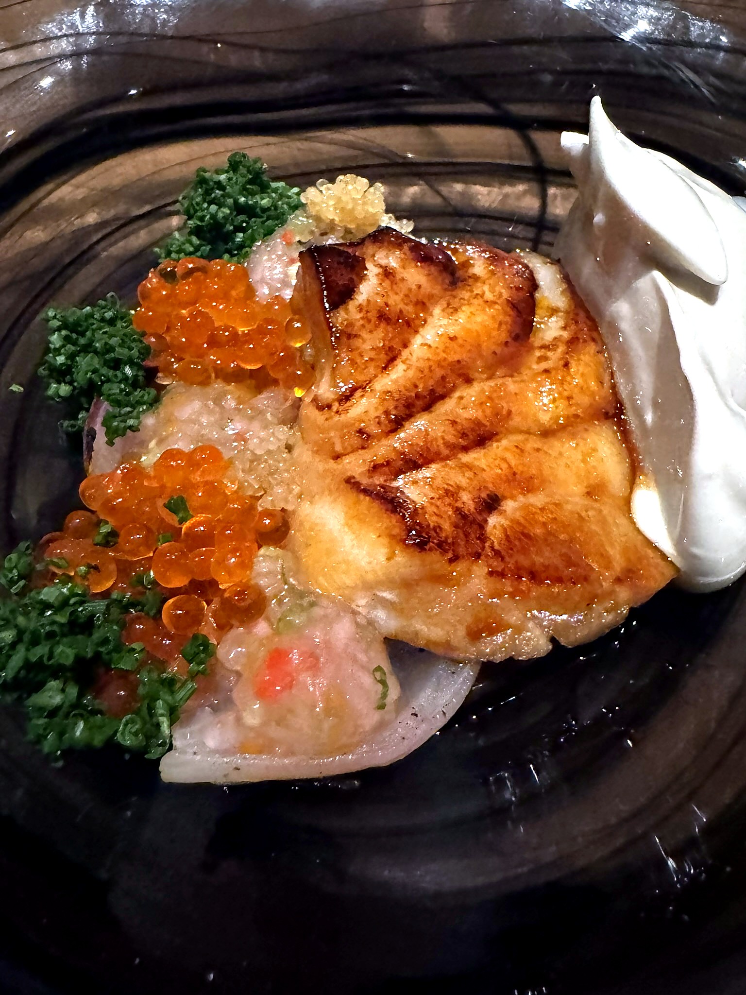 イクラとトビコを添えた魚介のニッケイ風の一皿