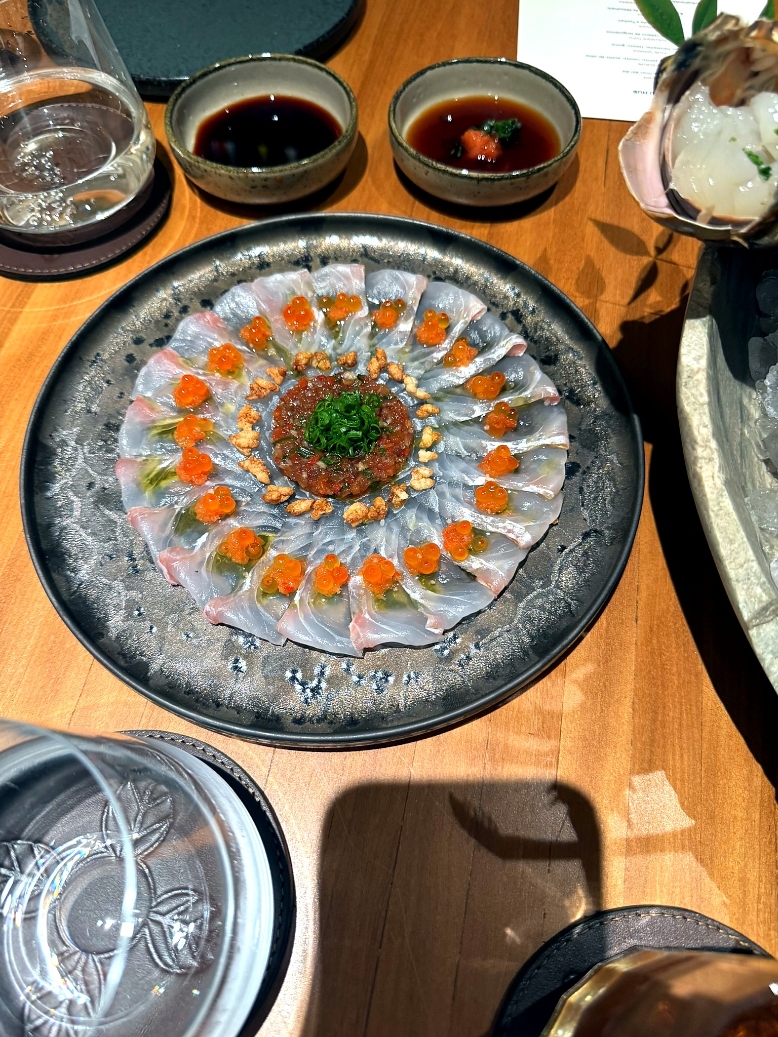 イクラやツナのタルタルを添えた繊細な盛り付けのニッケイ料理