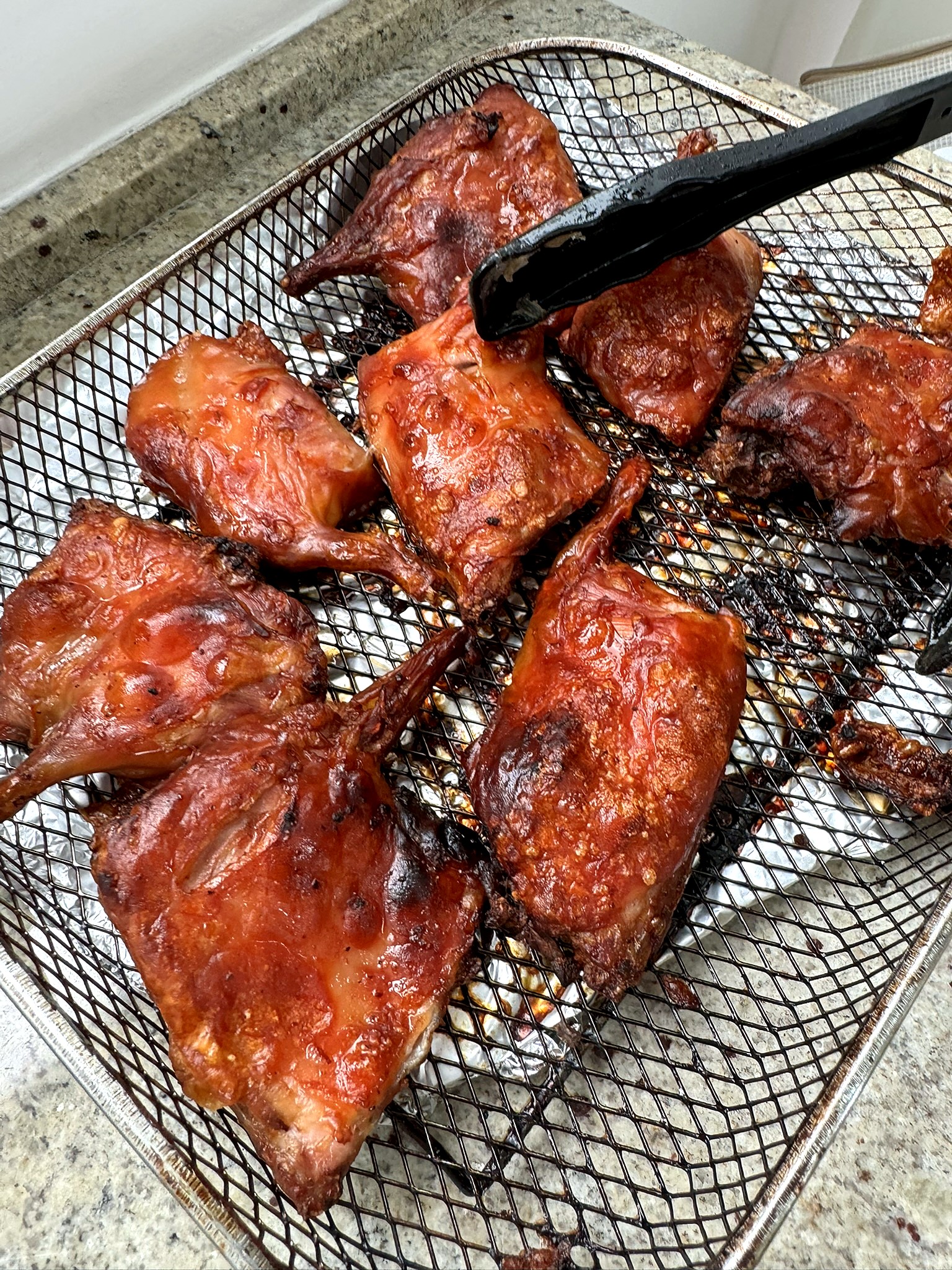 じっくりと焼き上げた香ばしい鶏肉料理