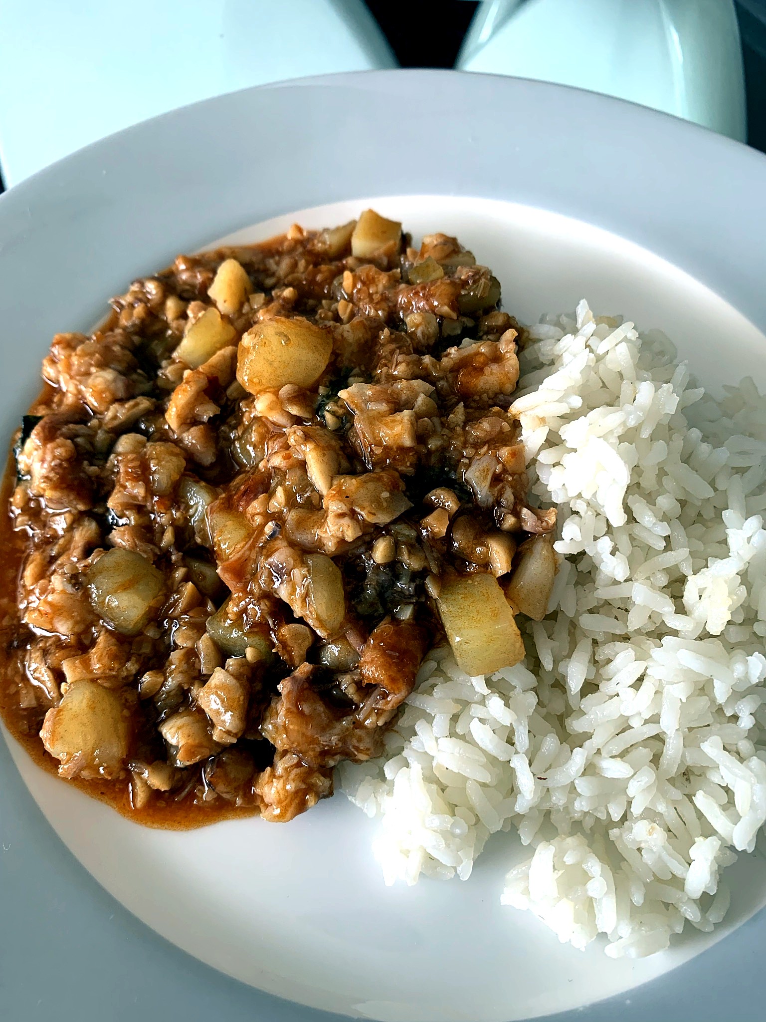 じゃがいもとピーナッツを使った郷土料理とご飯の盛り合わせ