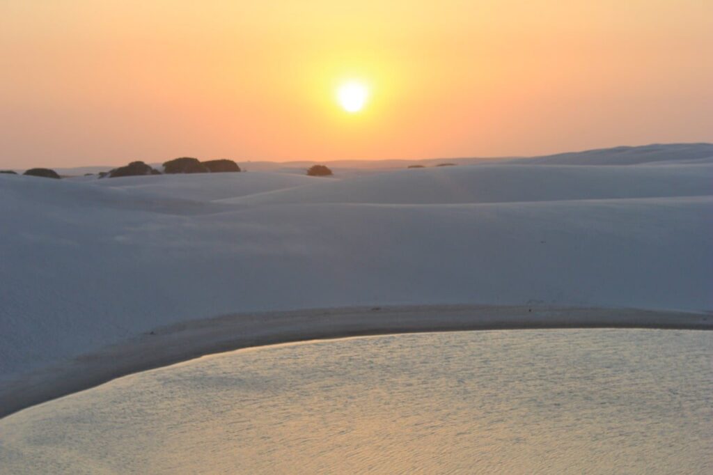 レンソイスの白砂丘に沈む夕日