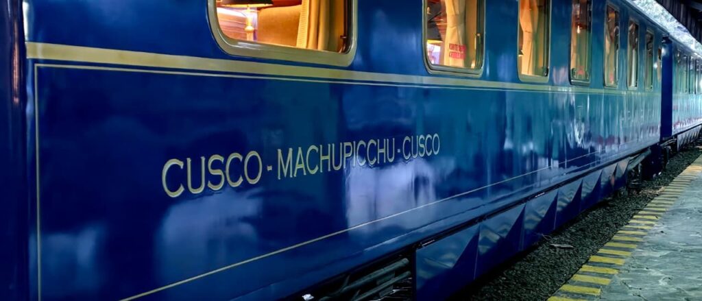 マチュピチュ行きの列車ペルーレイル